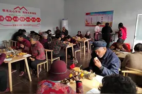 驻村书记自掏腰包请客“孝善食堂”老人立冬大团圆图片