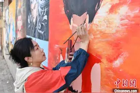 河北雄安：白洋淀水村女画师创作《哪吒2》系列墙绘图片
