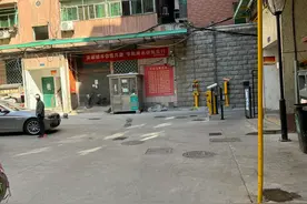 网红“晴书”称因停车纠纷车胎被扎，物业称对方骂人引冲突 是否系人为警方正调查图片
