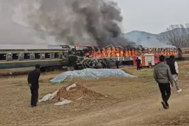 河南一景区附近火车起火，回应：已废弃，无人员伤亡图片