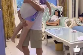 10岁105斤的女儿生病要爸爸抱 父亲抱完整个人都有点站不稳图片