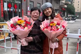 向身边闪闪发光的她致敬，社区这波节日“礼物”好暖心图片