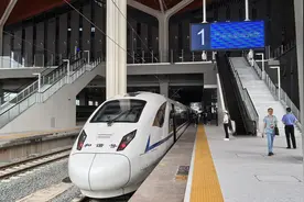 巴南高铁首发列车今晨从巴中东站发车，2小时16分后将到成都东站图片