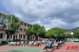 铸牢中华民族共同体意识 ——龙王江中学校长思政第一课图片
