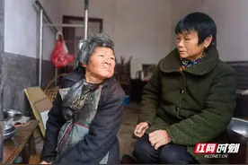 六旬老妪义务为重残乡邻送饭5年图片