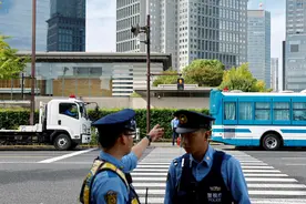 （外代一线）日本警方在车辆冲撞首相官邸现场开展调查图片