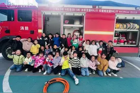 消防员叔叔走进幼儿园，孩子们设计了“超级消防车”图片