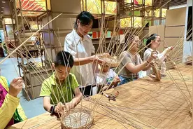 “薛城巧姐柳编”省城展示手造技艺图片