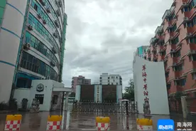 海口一小学生体育课上被压伤休学近一个月 家长与校方因赔偿问题协商无果图片