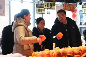 栖霞市领导走访调研栖霞苹果在哈尔滨超市直供情况图片