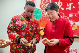 吃汤圆跳《科目三》：坦桑尼亚友人河北武邑体验中国传统与流行图片