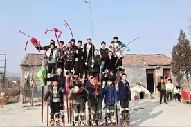 平均年龄20岁，济南有支年轻的高跷队图片