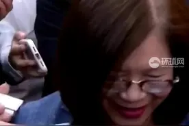 台媒：“极为冷血”管碧玲摸男记者脸“测体温”引争议，被批构成性骚扰图片