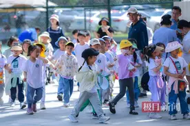萌娃麦田体验丰收乐趣图片