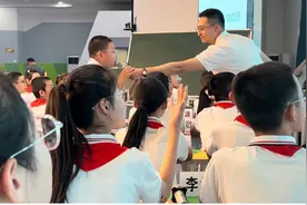 乌鲁木齐市水磨沟区：他们收到了北京好朋友送的儿童节礼物图片