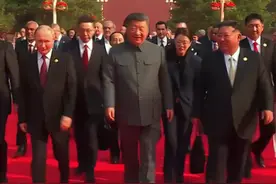 现场视频！习近平同出席纪念大会的各国嘉宾登上天安门城楼