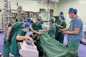 给肺“洗个澡”！洗出大量牛奶状液体——青岛市市立医院双肺同期大容量肺灌洗术治疗肺泡蛋白沉积症图片