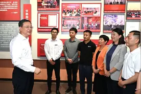 这场重要宣讲报告会后，陈吉宁与基层代表交流学习贯彻党的二十届三中全会心得体会图片