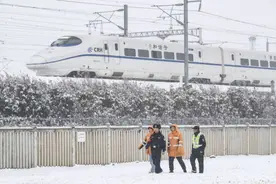 潮评丨风雪回家路：委屈、坚韧、温情与希望交织图片
