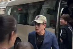 郭富城回东莞寻根，“想返石龙开金铺！”街坊称赞：真的帅气，状态超好图片