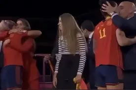 西班牙女足世界杯夺冠后，该国足协主席强吻女球员被骂翻！图片