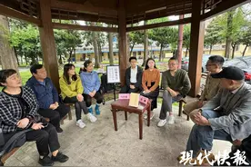 水杉树下回廊亭里“一起谈”，南京“红梅巷语”实境课堂谈美好生活标准图片