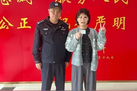 “背包片警”锲而不舍  26岁被领养女拿到人生第一张身份证  市北公安分局双山派出所民警荆兆曜奔赴济宁邹城为收养孩子落户调查取证图片