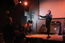 庞麦郎巡演上海站400张票售罄后现黄牛票，观众：12首歌配12套衣服，笨拙但真诚图片