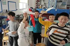 95后教师带孩子们“飞”出大山 自制无人机点亮乡村科普微光图片