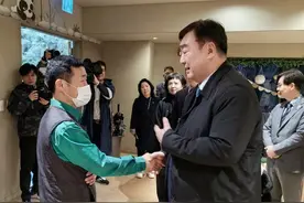 中国驻韩大使对旅韩大熊猫饲养员姜哲远母亲逝世致以哀悼图片