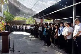 沉痛悼念！金川县千名干部群众挥泪送别何小青图片