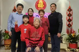 背着岳母去针灸，宁阳好女婿贾广明照顾岳母40年图片