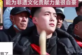 纵览原创 | 阳光俊朗帅气，迷倒万千网友的河北敲鼓小伙儿，到底是干啥的？图片