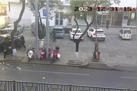 一阵大风钞票满天飞！七八个人跑上前……图片