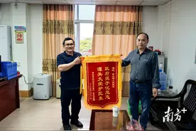 又见好心精神！潭头镇干部暖心救助老人获赠锦旗图片