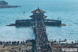 大年初一，青岛栈桥游人如织图片