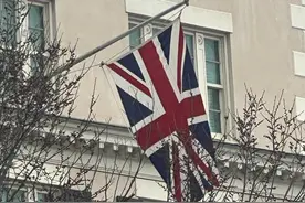 尴尬！斯塔默访美，白宫方面倒挂英国国旗图片