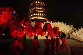 雷峰塔登高跨年夜，市民游客嗨翻天图片