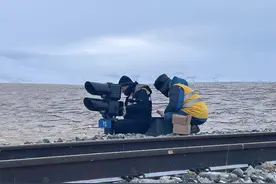 新春走基层｜海拔4700米风雪中的春运信号守护图片