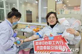 冬季血液库存下降，长沙血液中心工作人员挽袖献血图片