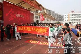 丹江口市一中举行决战高考百日冲刺誓师大会图片