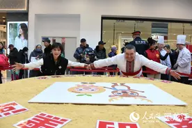 让世界品尝“黑河味道” 巨型提拉米苏“亮相”哈尔滨图片