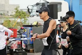 68岁周润发首次参加半马比赛，赛后笑言“跑步不累打招呼累”图片