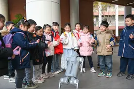 ​机器狗、无人机、AI主题体验……开学日，这所小学刮起“赛博风”图片