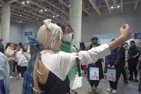 烟台：逛动漫展览迎新年图片