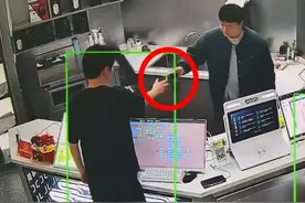武汉一电竞馆熟客“下手”偷鼠标，民警：他想给自己的电脑外设升级，将1代和2代的鼠标调包图片