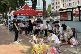 直击高考最后一天，那些考点外陪考的家长们图片