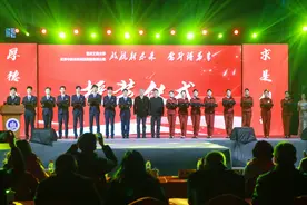 重庆工商大学举行航空服务艺术与管理专业授装仪式图片