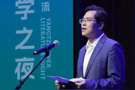 “长江文学之夜”闪耀宜昌！陈彦、王跃文、林白、袁凌、余斌、杨知寒现场领奖图片