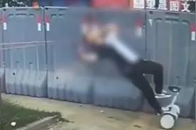 男子骑平衡车低头玩手机，下一秒被“锁喉”摔倒视频封面
